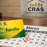 Cartão do Bolsa Família amarelo e verde sobre um calendário de março, com o número 18 circulado em vermelho. Ao fundo, uma placa de vidro com o logo do CRAS (Centro de Referência de Assistência Social) em um escritório. A imagem foca na data importante para o benefício.