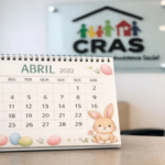 Calendário de abril com referência ao CRAS e período de pagamentos do Bolsa Família