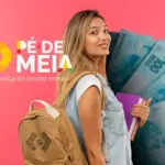 Mulher sorrindo com mochila escolar, ao fundo dinheiro em notas de 100 reais, destacando a campanha 'Pé-de-Meia' sobre o pagamento de parcelas do ensino médio.