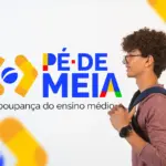 Estudante jovem de perfil com mochila azul ao lado do logo Pé-de-Meia