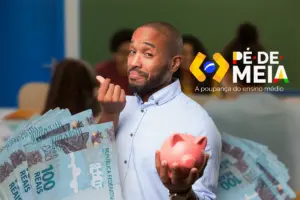 Homem segurando dinheiro e um cofrinho no ambiente de sala de aula, representando o saque de R$ 2.000 do Pé-de-Meia e o bônus de R$ 200 para estudantes.