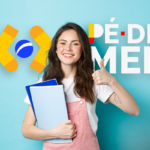 Estudante jovem sorrindo, segurando cadernos, com o logotipo do programa Pé-de-Meia e ícones de educação ao fundo em um fundo azul claro.