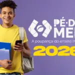 Jovem sorridente com camiseta amarela segura cadernos e celular em material promocional do Pé-de-Meia 2026.